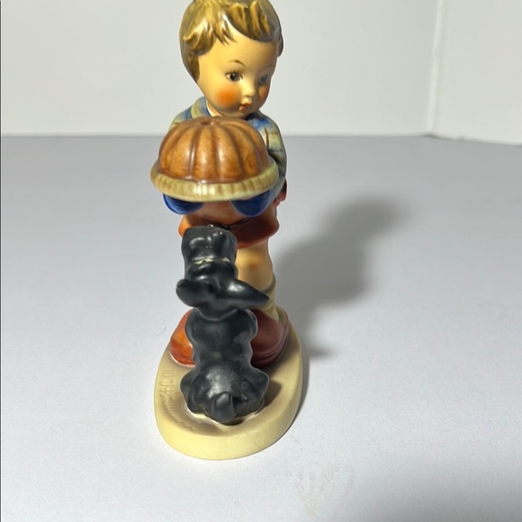 Charming Boy with Pie Figurine - Begging fHis Share Hummel. Mint. GH104 - Picture 4 of 6